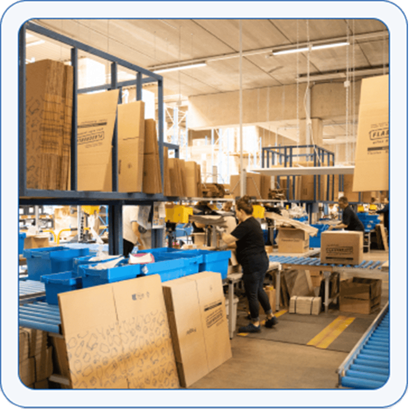 Prijazna ženska v logistiki pakira pošiljke