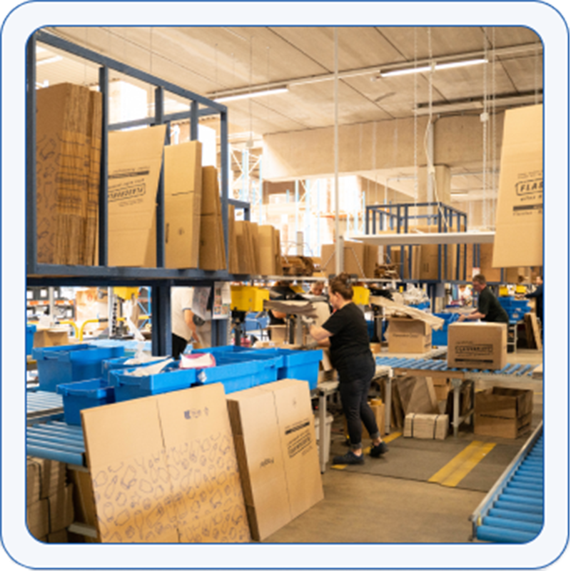 Prijazna ženska v logistiki pakira pošiljke