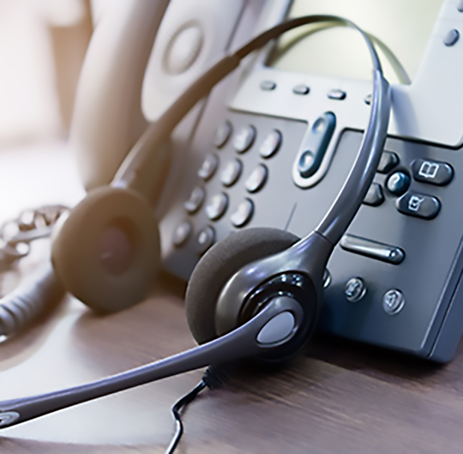 Razpoloženje v službi za stranke: telefon s prislonjeno slušalko